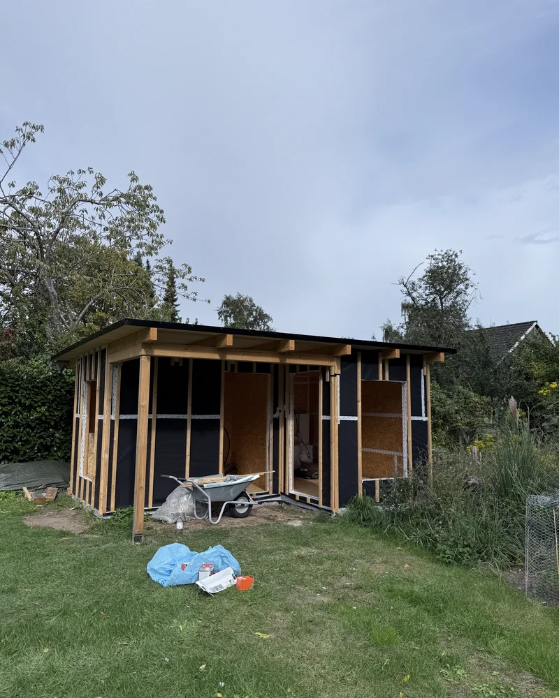 Gartenhaus im Rohbau mit Pultdach und noch offenen Gefachen