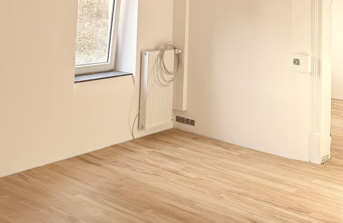 Fertig verlegter Holzdielenboden in einem hellen Raum