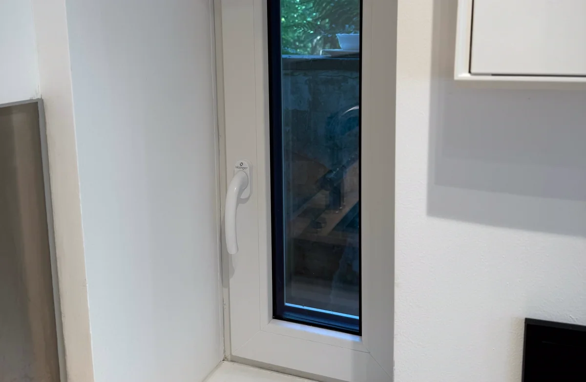 Detail eines neu eingebauten Fensters mit Griff